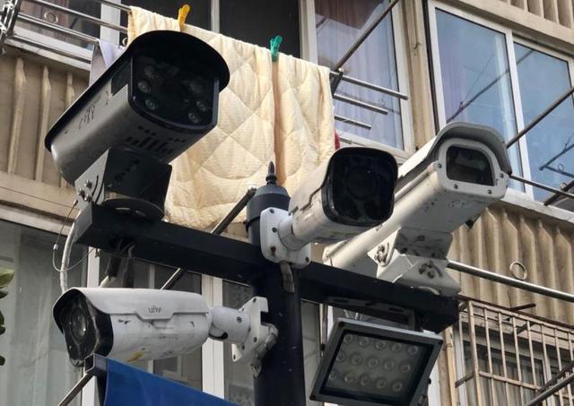 有的路口装了好几个探头,有的区区交界却一个都没!代表:部门间能否资源共享