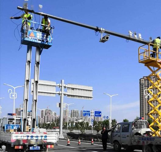g306与查干沐沦大街交叉口,工程技术人员正在调试路口电子监控设备